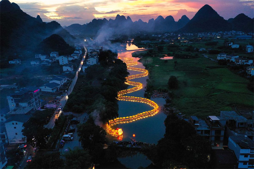 Desfile de balsas de bambu dão boas-vindas ao festival tradicional chinês no sul da China