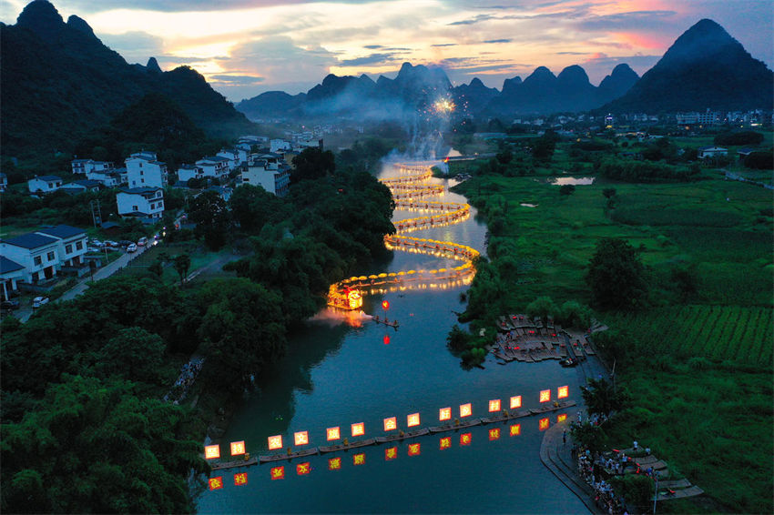 Desfile de balsas de bambu dão boas-vindas ao festival tradicional chinês no sul da China