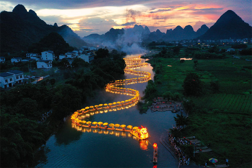 Desfile de balsas de bambu dão boas-vindas ao festival tradicional chinês no sul da China