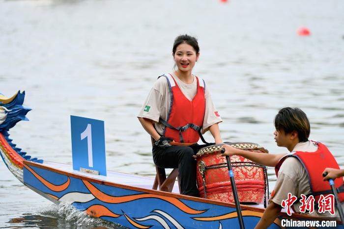 Competição de Barco-Dragão é realizada em Fuzhou, leste da China