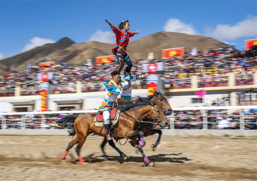 Evento de corrida de cavalos é realizado em Shigatse, Tibete