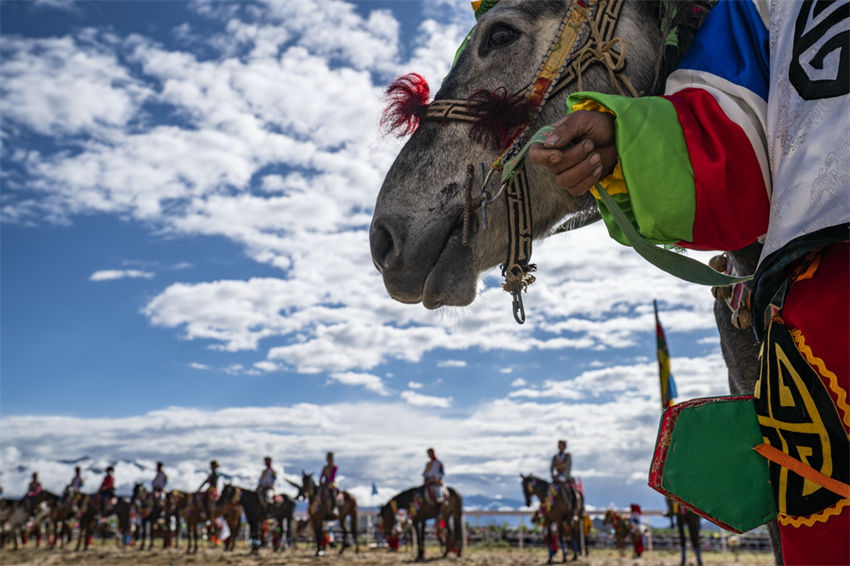 Evento de corrida de cavalos é realizado em Shigatse, Tibete