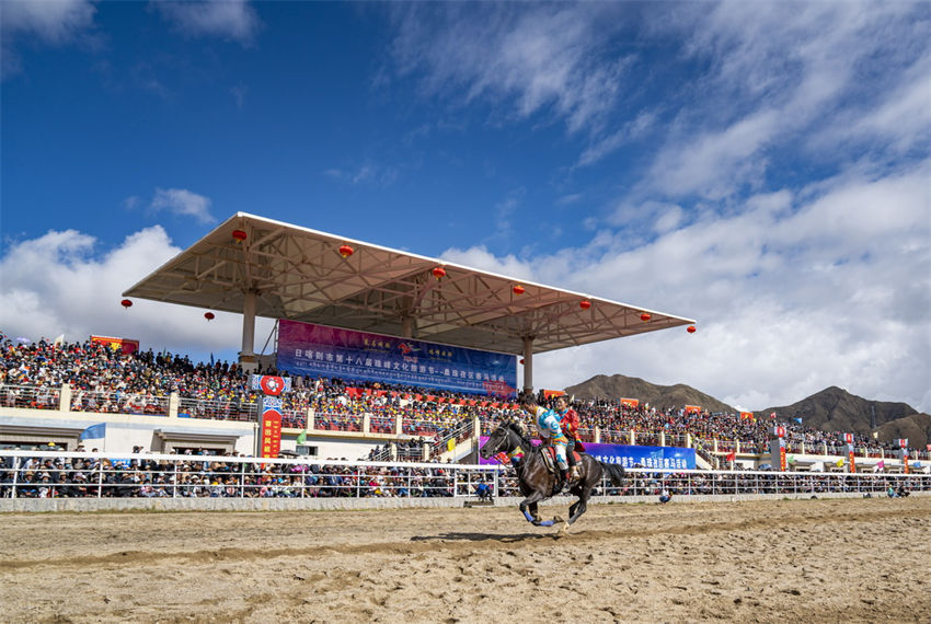 Evento de corrida de cavalos é realizado em Shigatse, Tibete