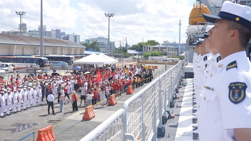 Navio da marinha chinesa retorna de sua viagem ao exterior