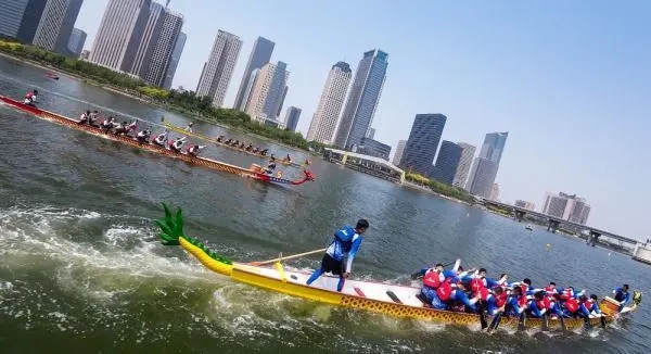 Competição de Barcos do Dragão é realizada no norte da China