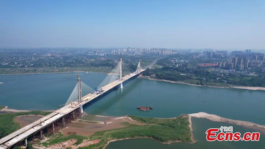 Ponte Luzhou No. 6 sobre rio Yangtze está conectada em Sichuan