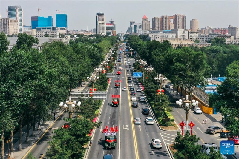 Caminhões Jiefang de diferentes gerações desfilam para celebrar 70º aniversário do Grupo FAW