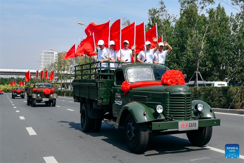 Caminhões Jiefang de diferentes gerações desfilam para celebrar 70º aniversário do Grupo FAW