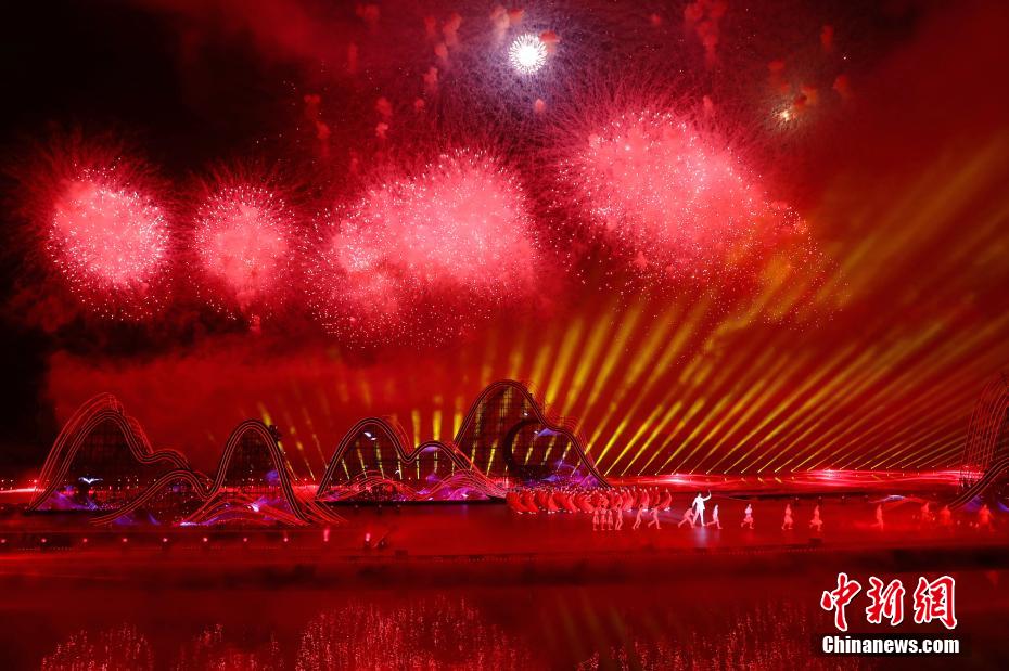 Cerca de 80 mil fogos de artifício iluminaram céu noturno de Jiangxi, leste da China