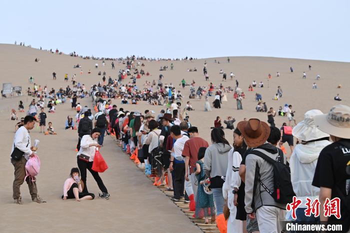 Excursões tornam-se populares no deserto de Dunhuang, noroeste da China