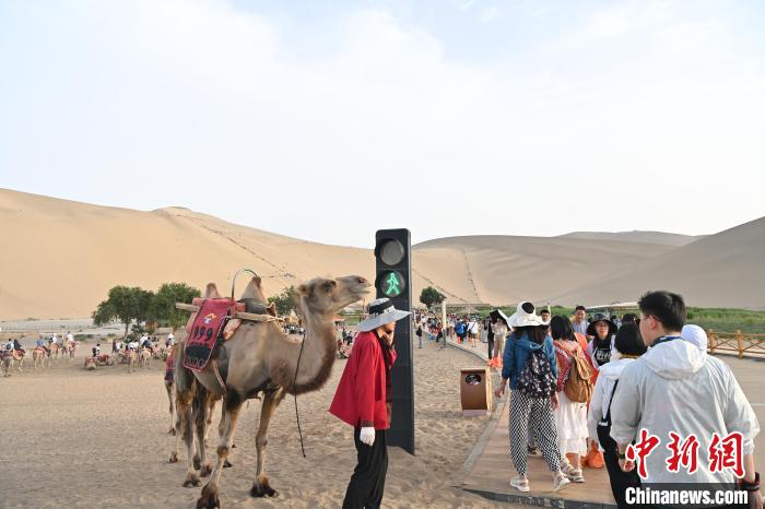 Excursões tornam-se populares no deserto de Dunhuang, noroeste da China