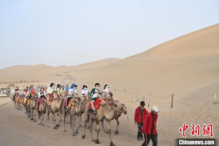 Excursões tornam-se populares no deserto de Dunhuang, noroeste da China