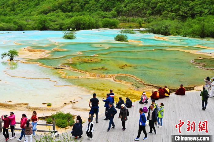 Área cênica de Huanglong supera 1 milhão de visitantes em 2023