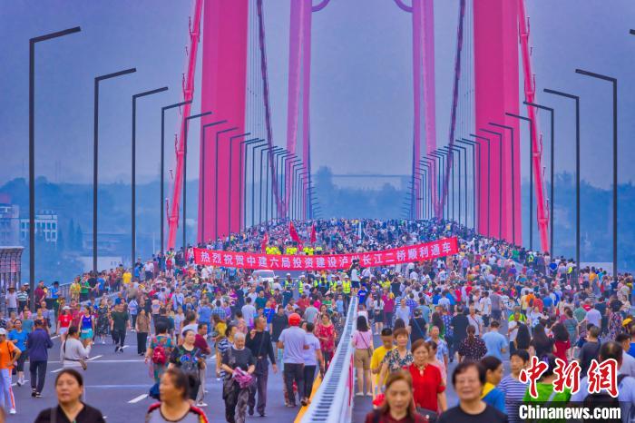 Ponte Luzhou No. 2 sobre rio Yangtze abre ao tráfego, sudoeste da China