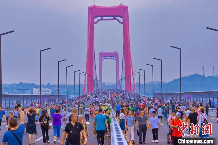 Ponte Luzhou No. 2 sobre rio Yangtze abre ao tráfego, sudoeste da China