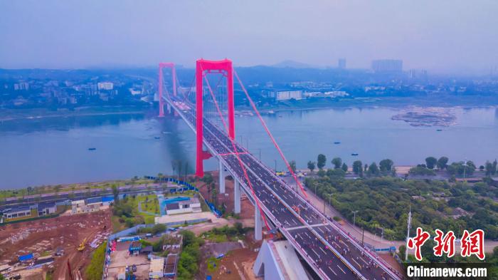 Ponte Luzhou No. 2 sobre rio Yangtze abre ao tráfego, sudoeste da China