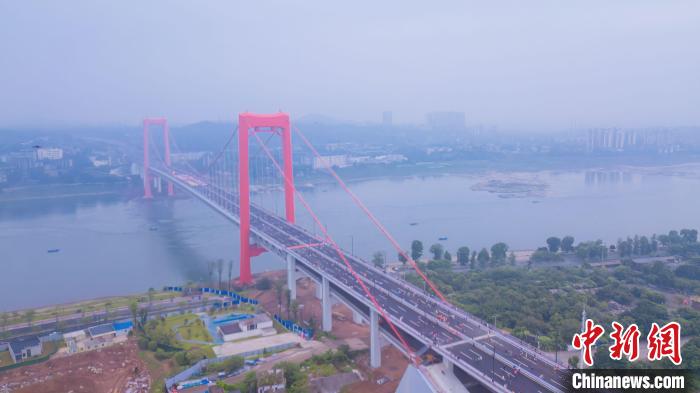 Ponte Luzhou No. 2 sobre rio Yangtze abre ao tráfego, sudoeste da China