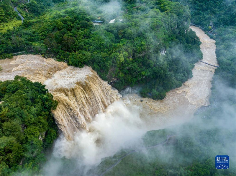 Volume da água na cachoeira Huangguoshu atinge pico de 2023