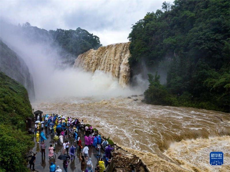 Volume da água na cachoeira Huangguoshu atinge pico de 2023