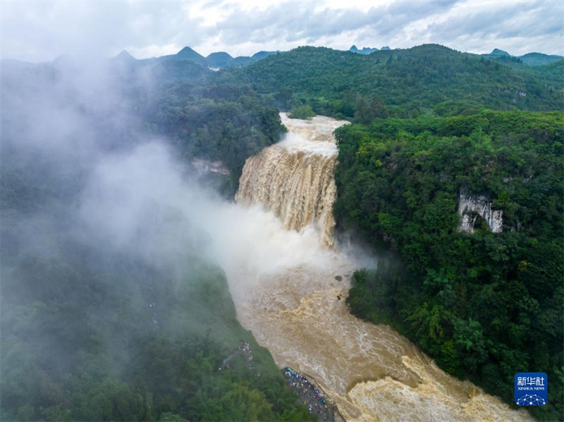 Volume da água na cachoeira Huangguoshu atinge pico de 2023