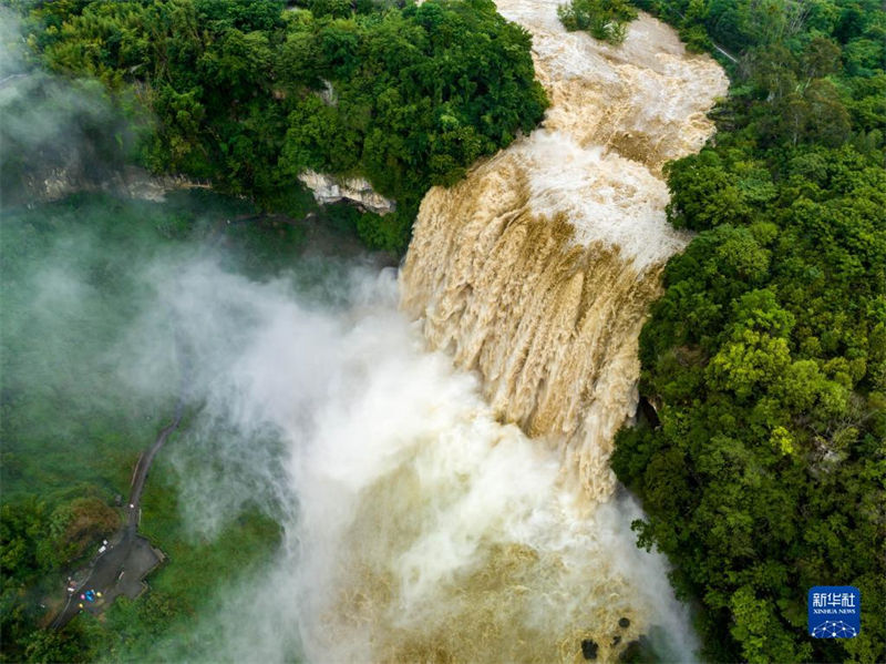 Volume da água na cachoeira Huangguoshu atinge pico de 2023