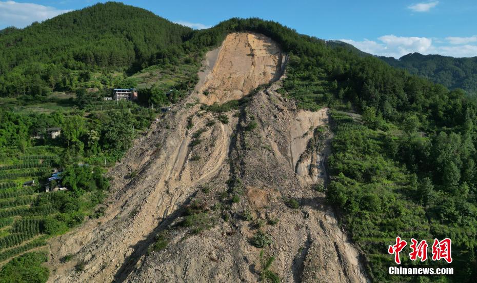 Chuvas fortes causam deslizamento de terra em Chongqing