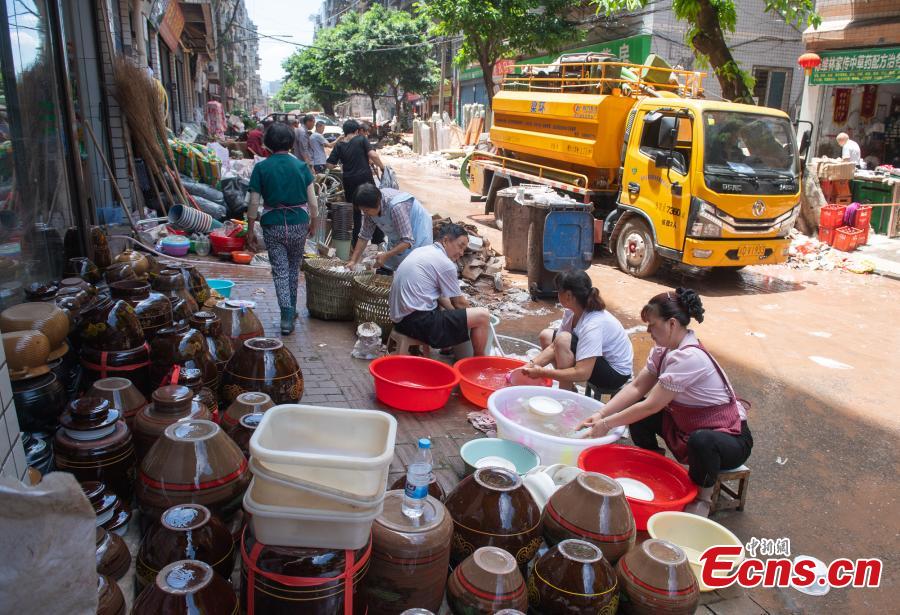 Serviços de resgate e socorro intensificados decorrem em Chongqing após inundações