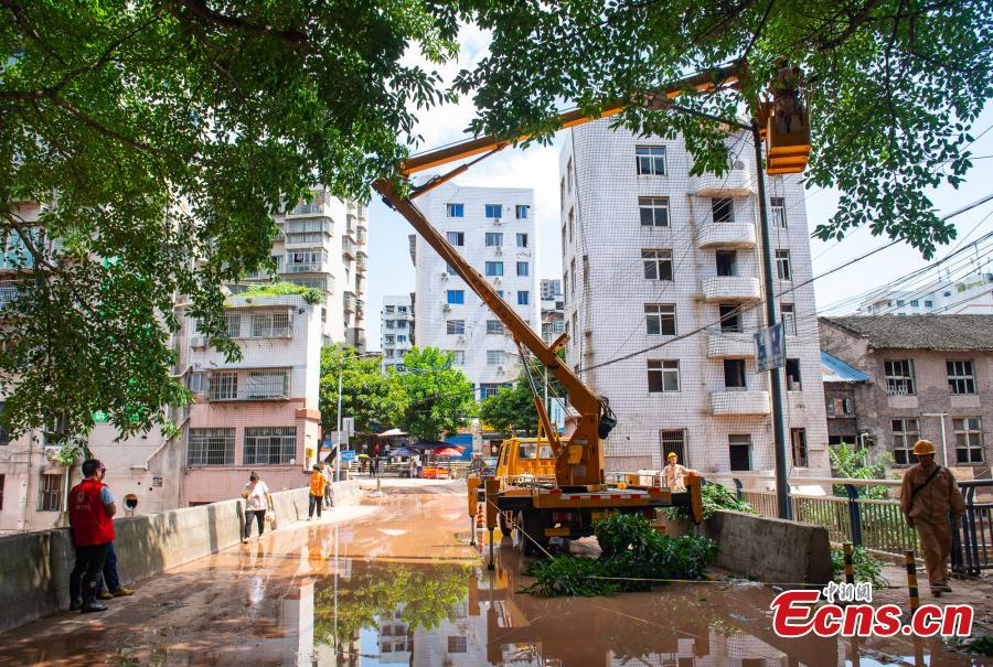 Serviços de resgate e socorro intensificados decorrem em Chongqing após inundações