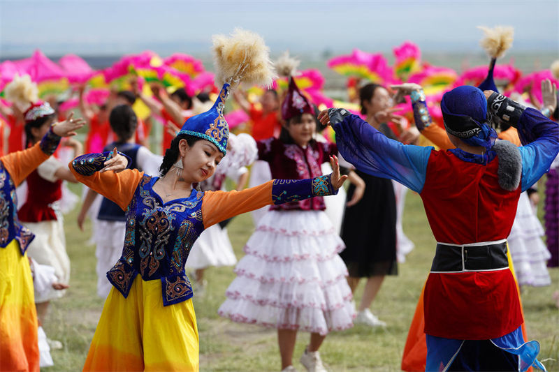 Evento folclórico-esportivo realizado nas pradarias em Xinjiang