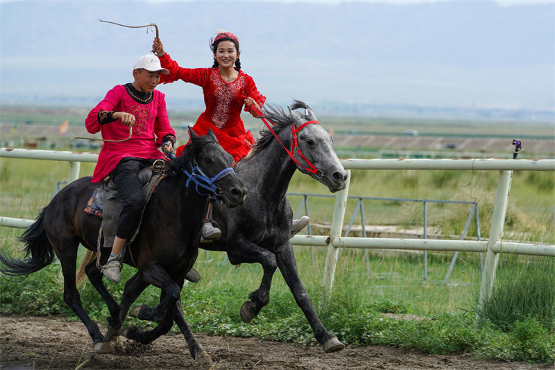 Evento folclórico-esportivo realizado nas pradarias em Xinjiang