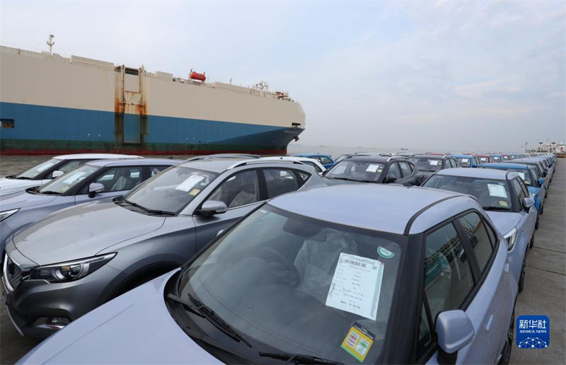 Importante porto de exportações de produtos automotivos em Shanghai