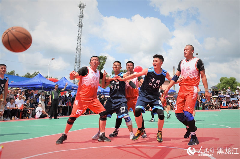 Final de torneio rural de basquete é organizado em Harbin, nordeste da China