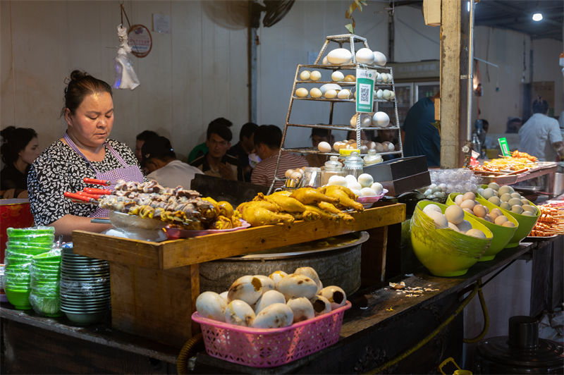 Galeria: mercado noturno de Xinjiang está repleto de pessoas e comidas