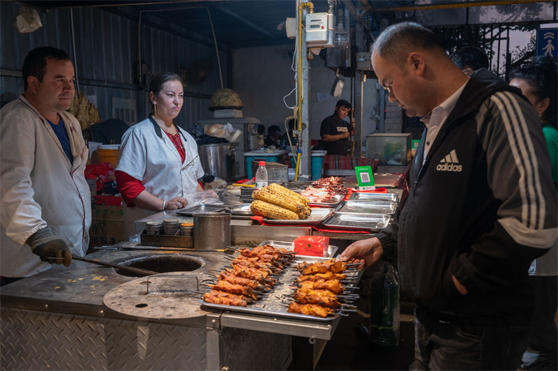 Galeria: mercado noturno de Xinjiang está repleto de pessoas e comidas