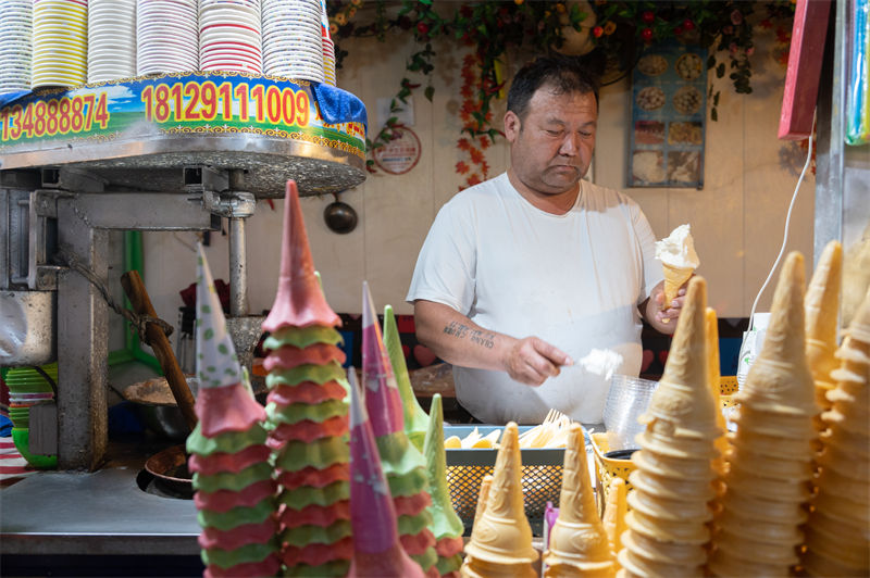 Galeria: mercado noturno de Xinjiang está repleto de pessoas e comidas