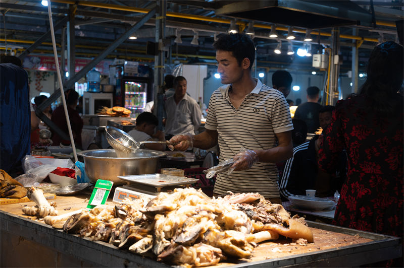 Galeria: mercado noturno de Xinjiang está repleto de pessoas e comidas