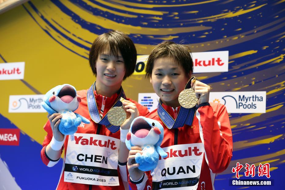 Fukuoka: atletas chinesas Chen Yuxi e Quan Hongchan conquistam ouro no campeonato mundial de natação