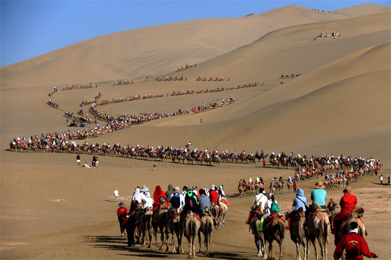 Onda de turismo aumenta em Dunhuang durante verão