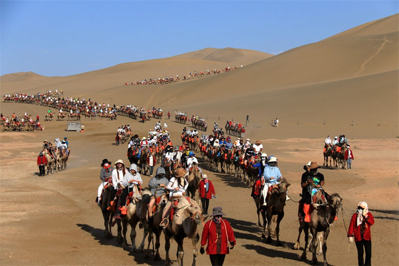 Onda de turismo aumenta em Dunhuang durante verão