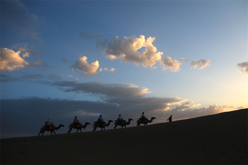 Onda de turismo aumenta em Dunhuang durante verão