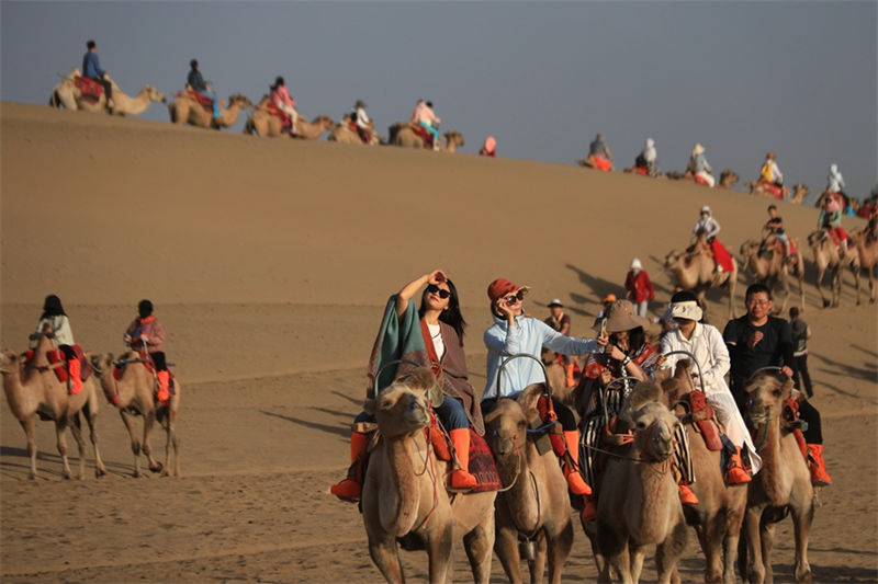 Onda de turismo aumenta em Dunhuang durante verão