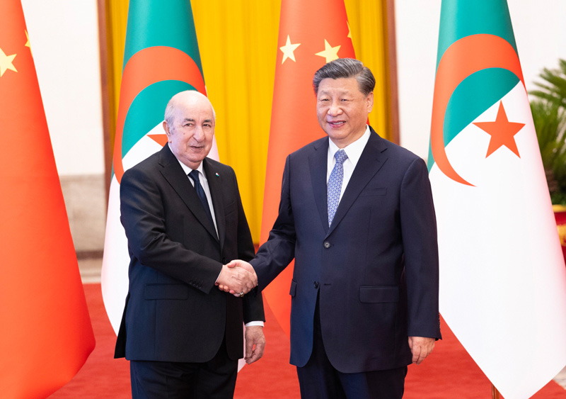 Xi Jinping conversa com presidente da Argélia