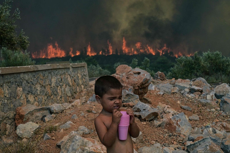 Grécia: incêndios florestais obrigam milhares de pessoas a evacuar