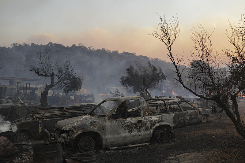 Grécia: incêndios florestais obrigam milhares de pessoas a evacuar