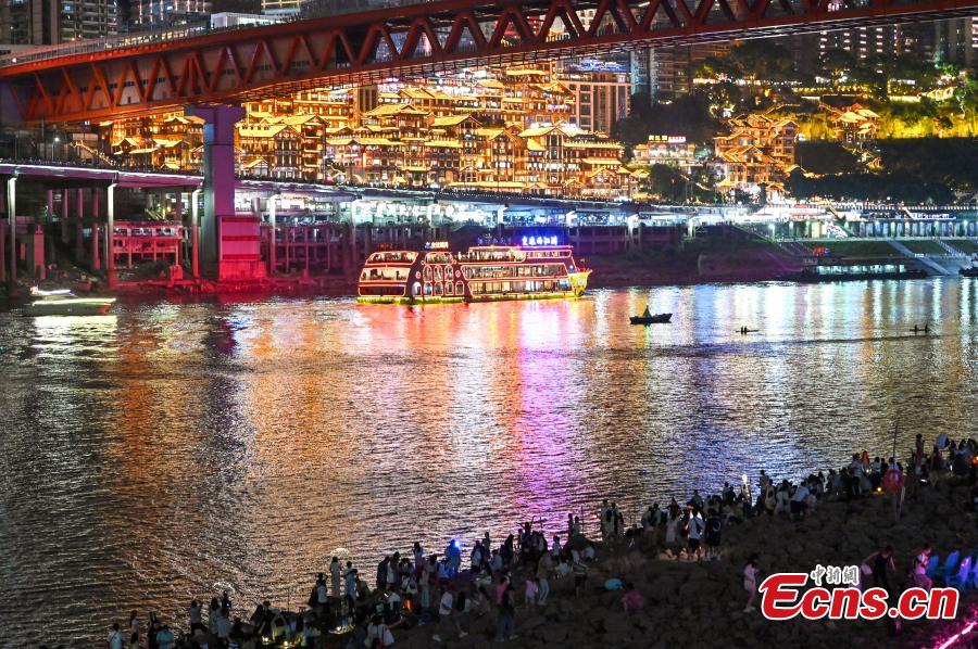 Chongqing lidera desenvolvimento econômico noturno