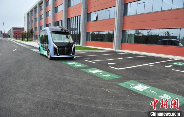 Veículos elétricos realizam carregamento em movimento