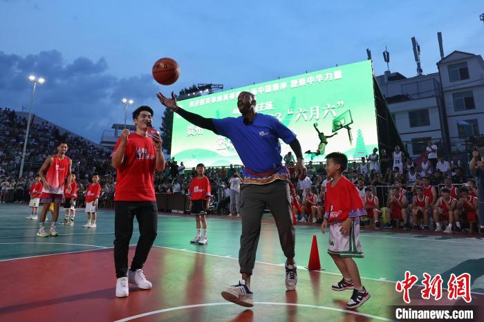 Stephon Marbury comparece ao torneio rural de basquete em Guizhou, sudoeste da China