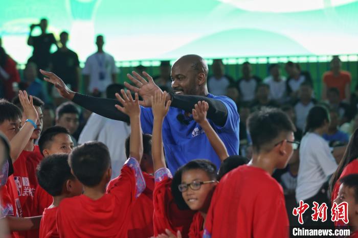 Stephon Marbury comparece ao torneio rural de basquete em Guizhou, sudoeste da China