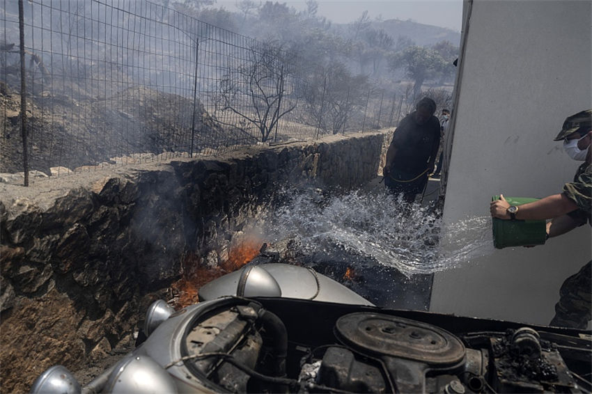 Grécia: incêndios florestais devastam ilha grega de Rodes