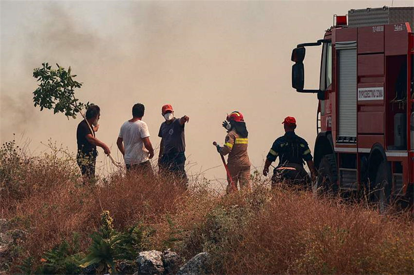 Grécia: incêndios florestais devastam ilha grega de Rodes